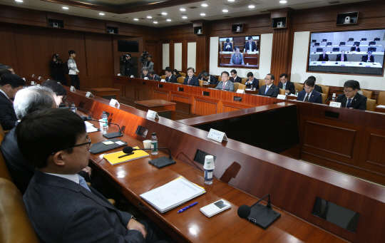 유일호 경제부총리 겸 기획재정부 장관이 3일 오전 정부서울청사에서 경기 부양 대책 등을 논의하기 위한 경제관계장관회의를 주재하고 있다.